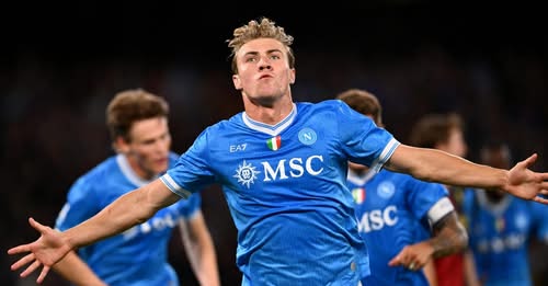 Il Napoli ribalta il Genoa al Maradona nella ripresa: azzurri in testa con la Roma in attesa del Milan